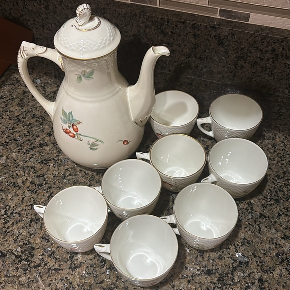 B&G Bing Grondahal fine porcelain tea pot and tea cups - Picture 2 of 6